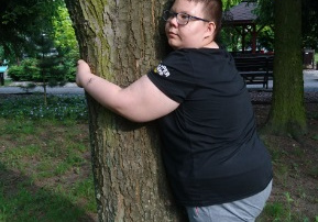 Dominik przytula się do drzewa